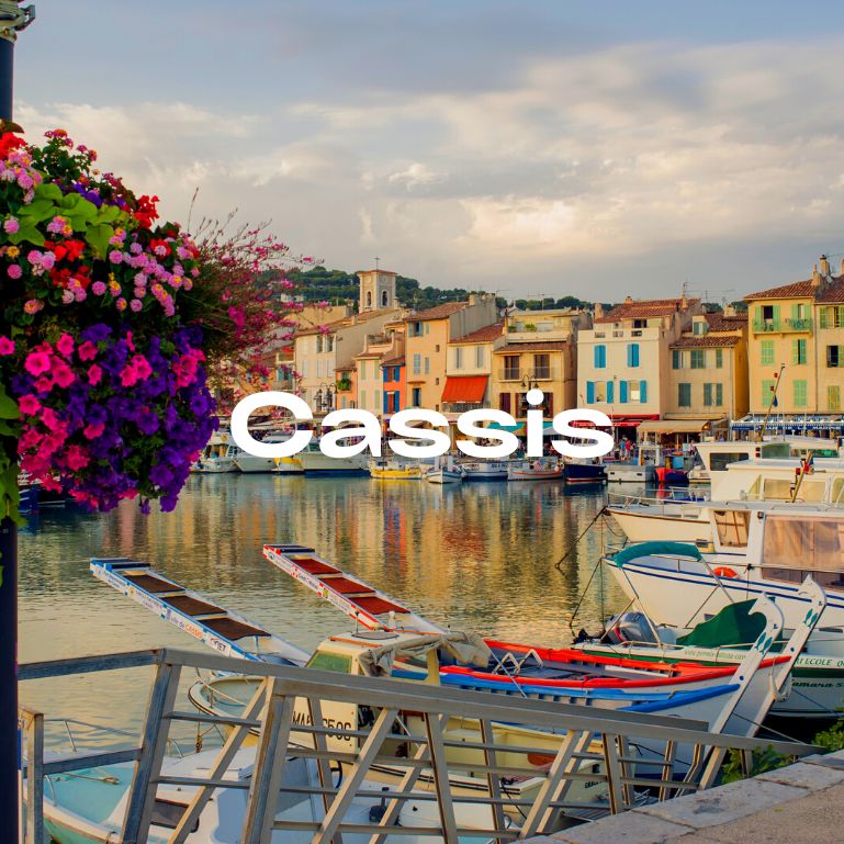 Visitez Cassis réputée pour ses plages de galets et calanques